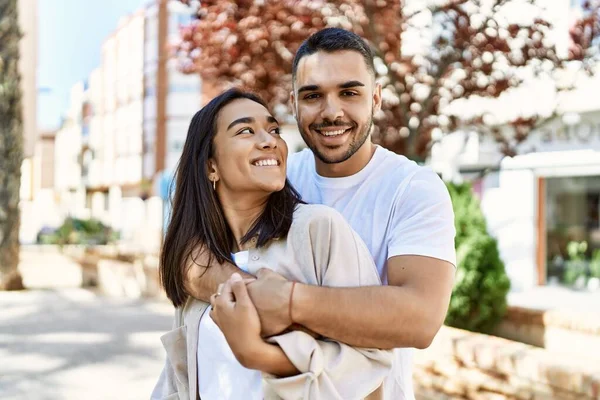 若いですラテンカップル笑顔幸せと抱擁で街 — ストック写真