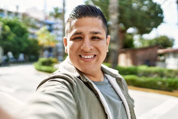 Joven Latino Sonriendo Feliz Hacer Selfie Por Cámara Ciudad —  Fotos de Stock