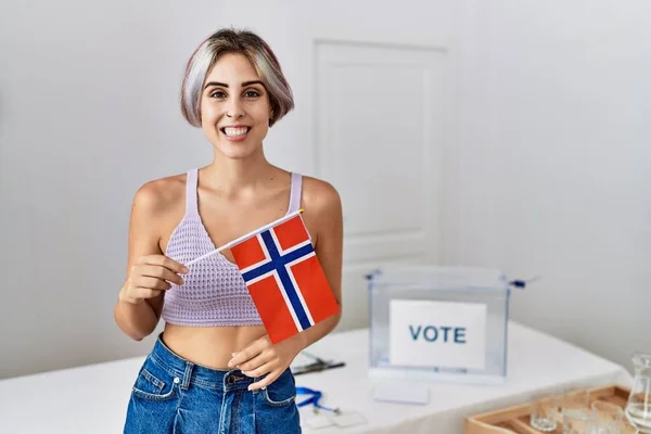 Молодая Красивая Женщина Выборах Политическую Кампанию Держа Флаг Норвегии Глядя — стоковое фото