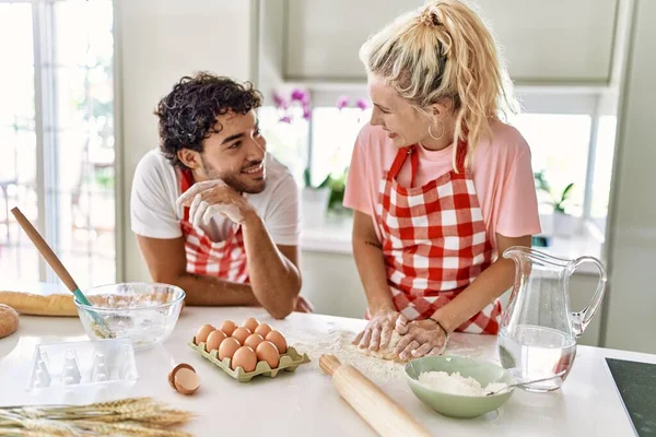 Jong Paar Glimlachen Gelukkig Kneden Deeg Met Handen Keuken — Stockfoto