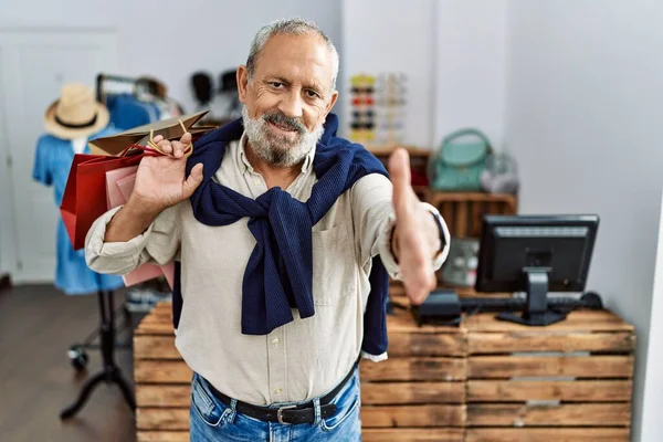 Ein Gutaussehender Älterer Herr Mit Einkaufstaschen Der Hand Lächelt Freundlich — Stockfoto
