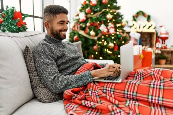 Joven Afroamericano Hombre Sonriendo Feliz Usando Portátil Sentado Mesa Casa — Foto de Stock