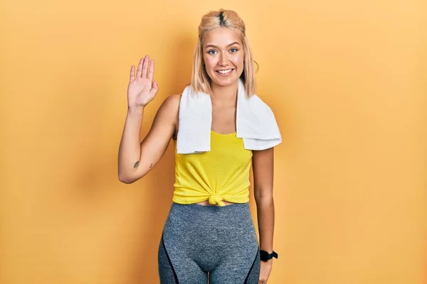 Vacker Blond Sport Kvinna Bär Träningskläder Avstå Säga Hej Glad — Stockfoto