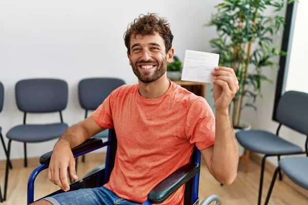 Homem Bonito Jovem Segurando Cartão Registro Vívido Sentado Cadeira Rodas — Fotografia de Stock