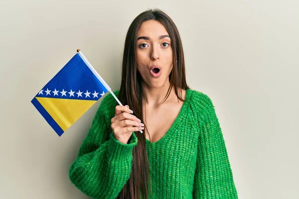 Jong Latijns Amerikaans Meisje Met Een Boezemboezemvlag Bang Verbaasd Met — Stockfoto