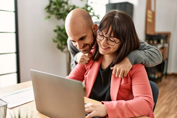 Två Latinamerikanska Affärsmän Ler Glada Att Arbeta Kontoret — Stockfoto