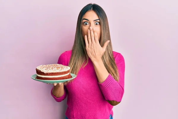 Genç Spanyol Kadın Elinde Havuçlu Pasta Tutuyordu Ağzını Eliyle Kapatıyordu — Stok fotoğraf