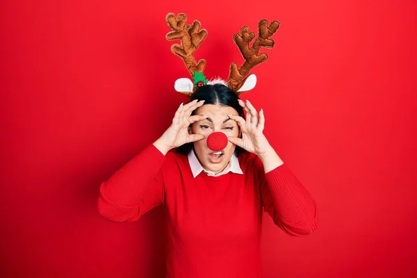 Mujer Hispana Joven Con Sombrero Navidad Ciervo Nariz Roja Tratando — Foto de Stock