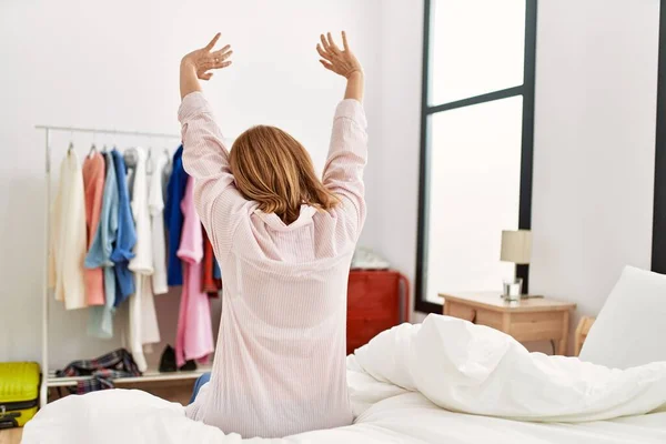 Μέση Ηλικία Ξανθιά Γυναίκα Τεντώνει Χέρια Ξυπνώντας Στο Κρεβάτι Στο — Φωτογραφία Αρχείου