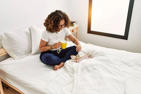 Mujer Hispana Mediana Edad Sonriendo Confiada Bebiendo Café Dormitorio —  Fotos de Stock