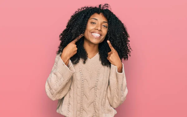 Chica Afroamericana Joven Con Ropa Casual Sonriendo Alegre Mostrando Señalando — Foto de Stock