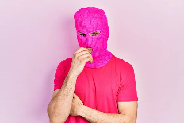 Modern Boyalı Saçlı Pembe Kar Maskeli Gülümseyen Kolları Çapraz Çenesi — Stok fotoğraf