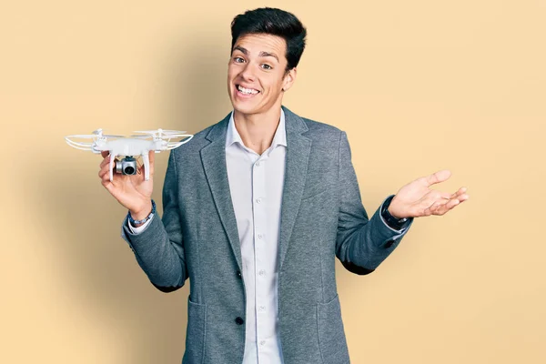 Fiatal Spanyol Üzletember Kezében Drón Ünneplő Teljesítmény Boldog Mosollyal Győztes — Stock Fotó