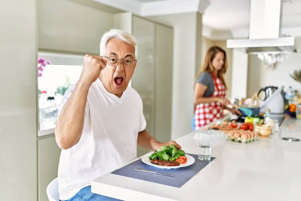 Middle Age Hispanic Couple Eating Healthy Meal Home Annoyed Frustrated — Foto de Stock
