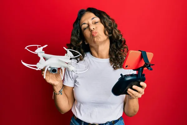 Mulher Hispânica Meia Idade Usando Drone Olhando Para Câmera Soprando — Fotografia de Stock
