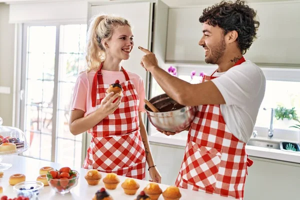 Young Couple Smiling Happy Playing Chocolate Kitchen — Stock Photo, Image