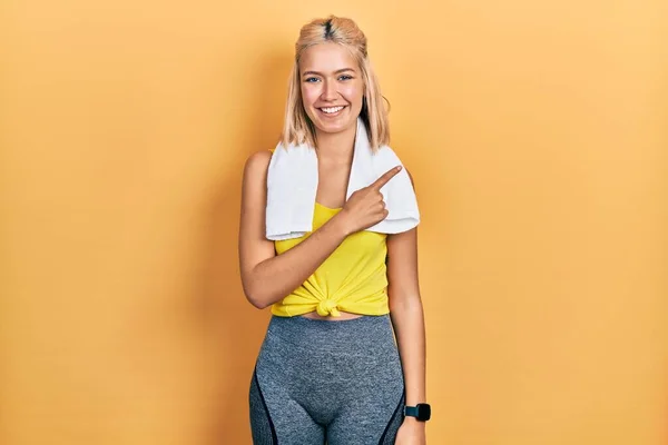 Vacker Blond Sport Kvinna Bär Träning Outfit Glad Med Ett — Stockfoto