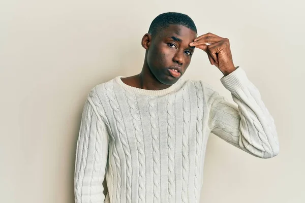 若いアフリカ系アメリカ人の男性が心配しているカジュアルな服を着て 額に手で問題について強調しました 危機への緊張と不安 — ストック写真