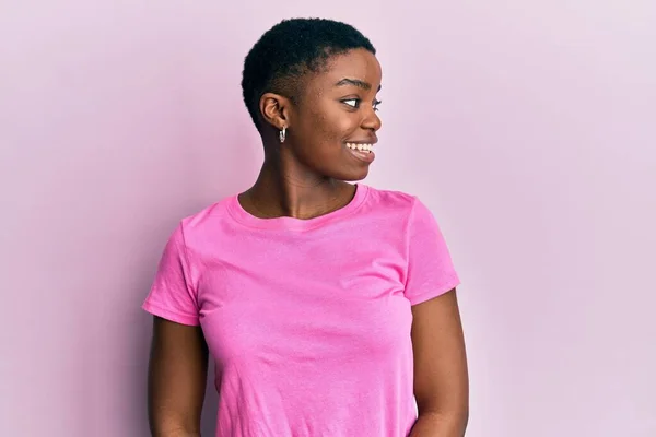 Mujer Afroamericana Joven Con Camiseta Rosa Casual Mirando Lado Pose —  Fotos de Stock