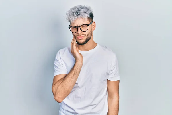 Νεαρός Ισπανόφωνος Άνδρας Μοντέρνα Βαμμένα Μαλλιά Φοράει Λευκό Μπλουζάκι Και — Φωτογραφία Αρχείου