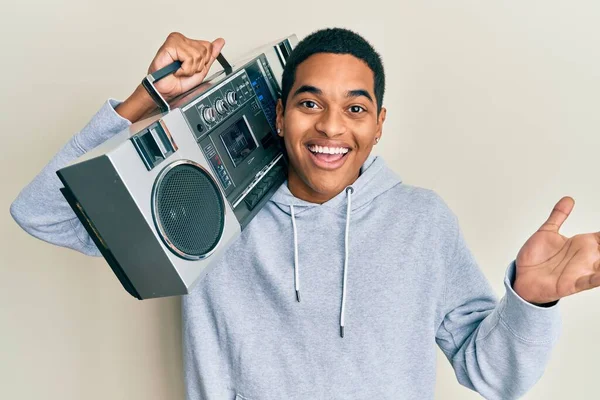 Jovem Homem Hispânico Bonito Vestindo Roupas Treino Segurando Boombox Celebrando — Fotografia de Stock