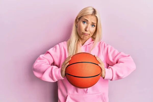Genç Sarışın Kadın Basketbol Topunu Kuşkucu Gergin Tutuyor Sorun Yüzünden — Stok fotoğraf