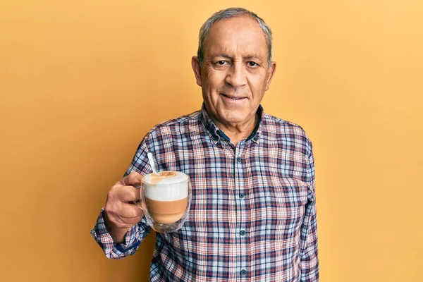 Hombre Mayor Guapo Con Pelo Gris Bebiendo Una Taza Café —  Fotos de Stock