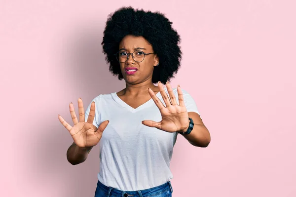 Mujer Afroamericana Joven Con Camiseta Blanca Casual Haciendo Gesto Stop —  Fotos de Stock