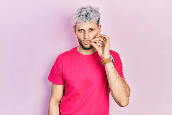 Νεαρός Ισπανός Μοντέρνα Βαμμένα Μαλλιά Που Φοράει Casual Ροζ Μπλουζάκι — Φωτογραφία Αρχείου