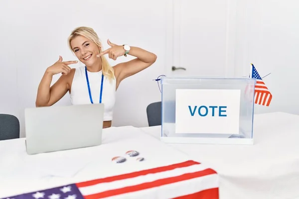 Jovem Caucasiana América Eleição Campanha Política Sorrindo Alegre Mostrando Apontando — Fotografia de Stock