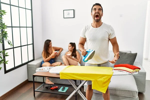 Junge Hispanische Mann Bügelt Kleidung Hause Wütend Und Verrückt Schreien — Stockfoto