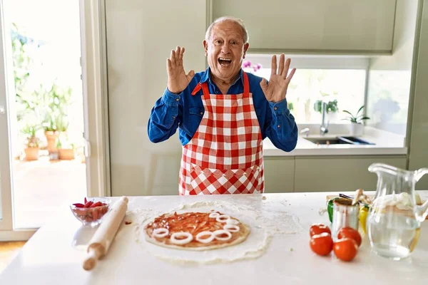 Homem Sênior Com Cabelos Grisalhos Cozinhando Pizza Cozinha Casa Comemorando — Fotografia de Stock