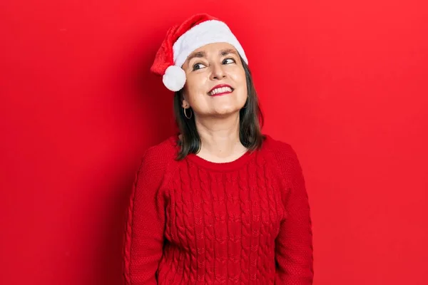 Ισπανίδα Μεσήλικας Που Φοράει Χριστουγεννιάτικο Καπέλο Κοιτώντας Αλλού Χαμόγελο Στο — Φωτογραφία Αρχείου