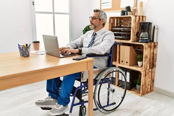 Μεσήλικας Ισπανός Που Εργάζεται Στο Γραφείο Κάθεται Αναπηρική Καρέκλα Κοιτάζοντας — Φωτογραφία Αρχείου