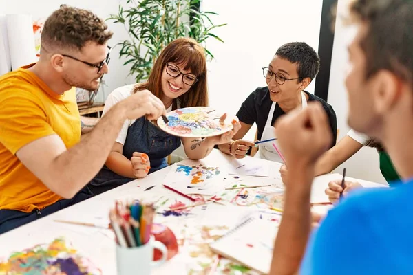 Resim stüdyosunda çizim yapan bir grup insan..