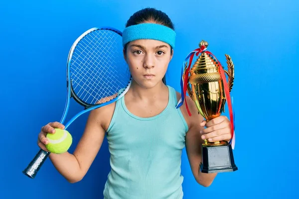 Hermosa Niña Morena Jugando Tenis Sosteniendo Trofeo Escéptico Nervioso Frunciendo —  Fotos de Stock