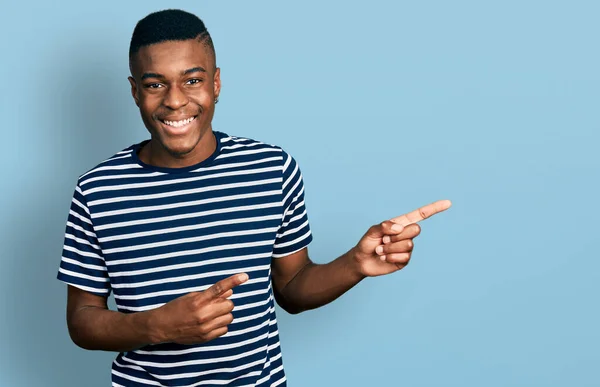 Νεαρός Αφροαμερικάνος Που Δείχνει Δάχτυλα Στο Πλάι Χαμογελώντας Και Γελώντας — Φωτογραφία Αρχείου