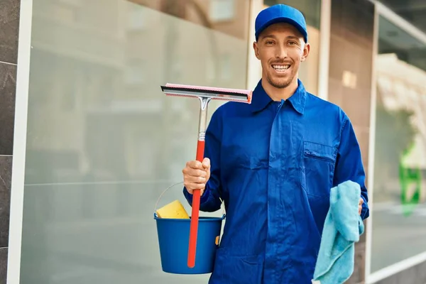 Junger Kaukasischer Glaswäscher Lächelt Glücklich Der Stadt — Stockfoto