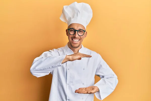 Καραφλός Άνθρωπος Γενειάδα Φορώντας Επαγγελματική Στολή Μάγειρας Gesturing Χέρια Που — Φωτογραφία Αρχείου