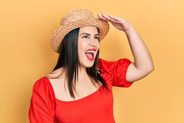 Νεαρή Ισπανίδα Που Φοράει Καλοκαιρινό Καπέλο Πολύ Χαρούμενη Και Χαμογελαστή — Φωτογραφία Αρχείου