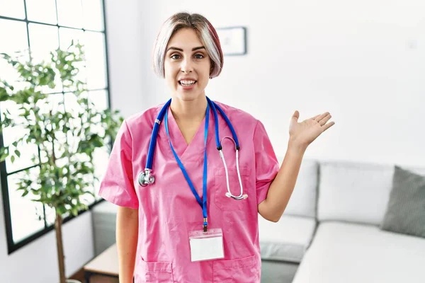 Jovem Mulher Bonita Vestindo Uniforme Médico Estetoscópio Sorrindo Alegre Apresentando — Fotografia de Stock