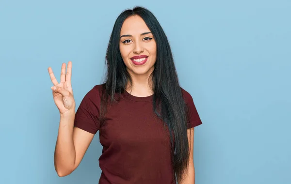 Молодая Латиноамериканка Обычной Футболке Показывает Показывает Пальцами Номер Три Улыбаясь — стоковое фото
