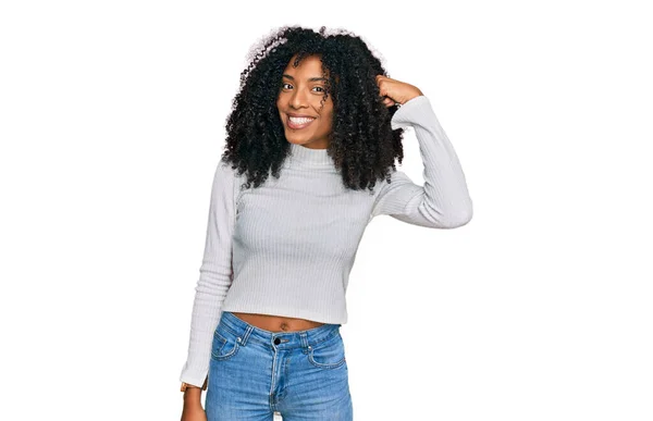 Chica Afroamericana Joven Con Ropa Casual Sonriendo Apuntando Cabeza Con — Foto de Stock