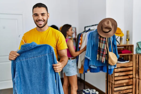 Jovem Casal Latino Sorrindo Feliz Escolher Roupas Loja Roupas — Fotografia de Stock