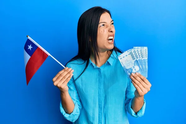 Mladá Latinskoamerická Žena Držící Chilskou Vlajku Chilské Pesos Bankovky Rozzlobená — Stock fotografie
