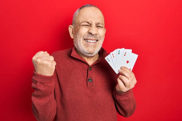 Красивый Зрелый Мужчина Играет Покер Держа Карты Гордостью Празднуя Победу — стоковое фото