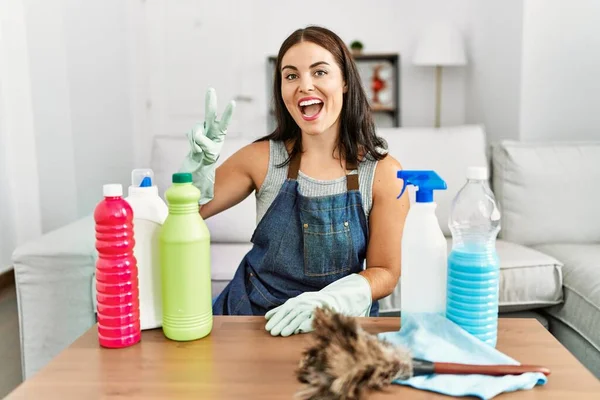 Young Brunette Woman Wearing Cleaner Apron Gloves Cleaning Home Showing — Stock Photo, Image