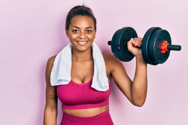 Ung Afrikansk Amerikansk Flicka Bär Sportkläder Med Hjälp Hantlar Ser — Stockfoto