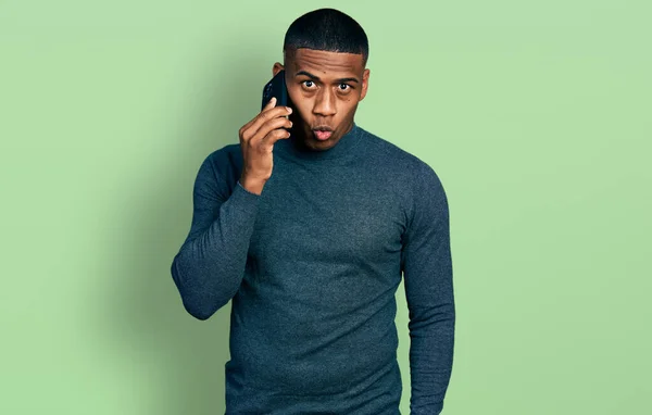 Jeune Homme Noir Ayant Conversation Parler Sur Smartphone Effrayé Étonné — Photo