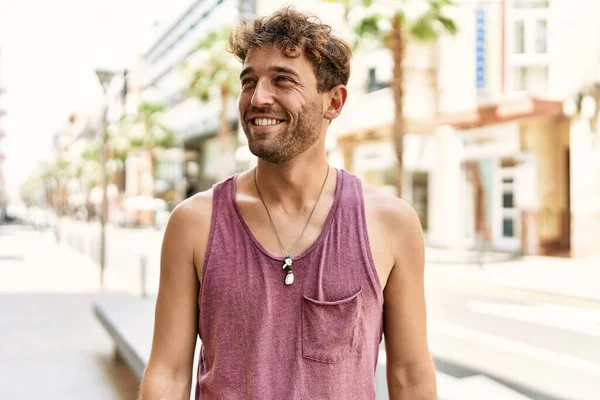 Молодий Іспаномовний Чоловік Посміхається Впевнено Йде Вулиці — стокове фото